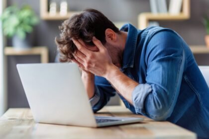 aristal frustrated man 8836744 Belly Budget: Spar Penger Og Støtt Lokale Bedrifter